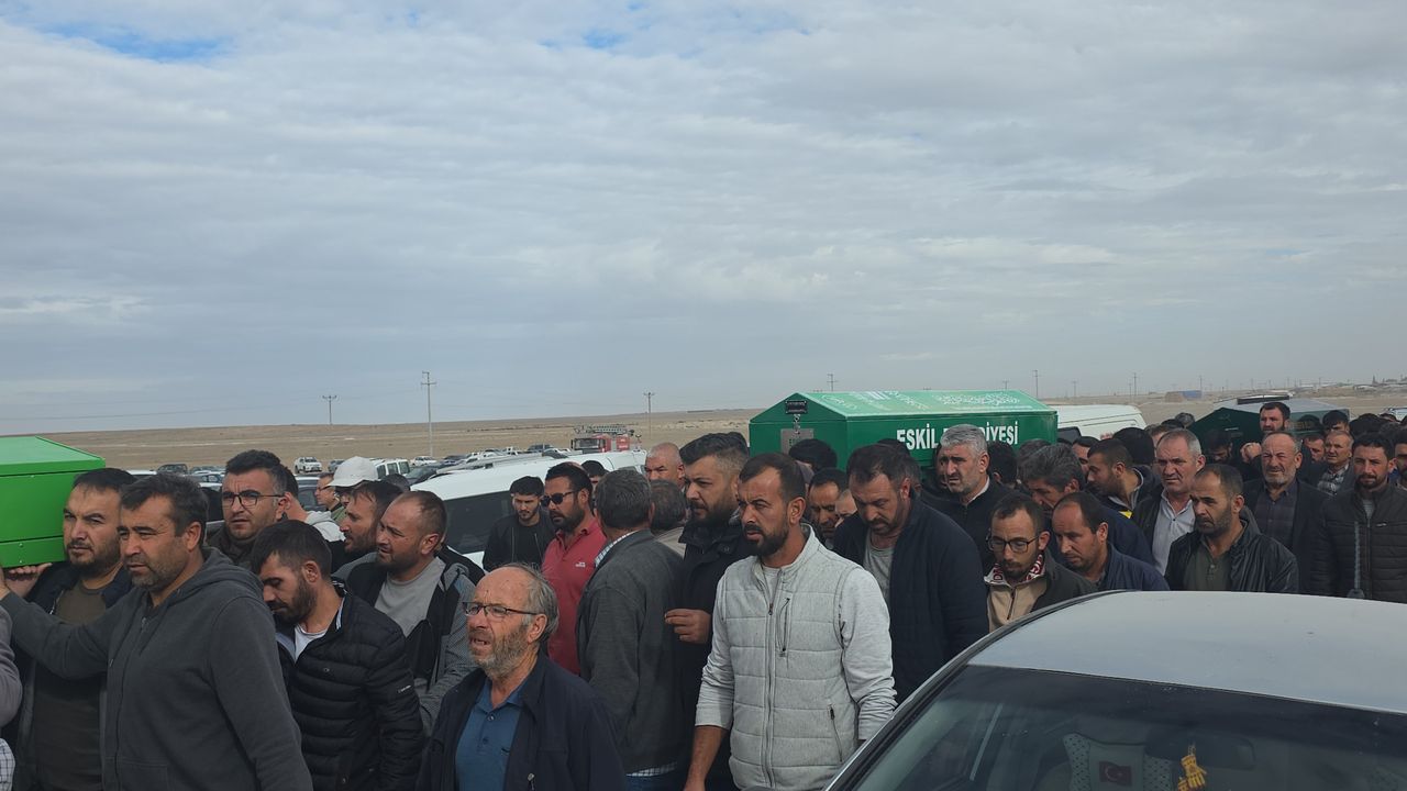 Aksaray'da trafik kazasında yaşamını yitiren 3 kardeşin cenazesi toprağa verildi