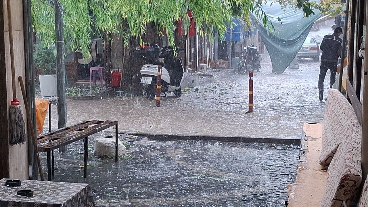 Beypazarı ilçesinde sağanak ve dolu etkili oldu