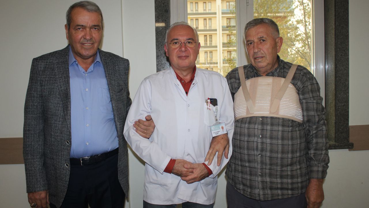 Bir gün arayla bypass ameliyatı olan ağabey ile kardeş taburcu edildi