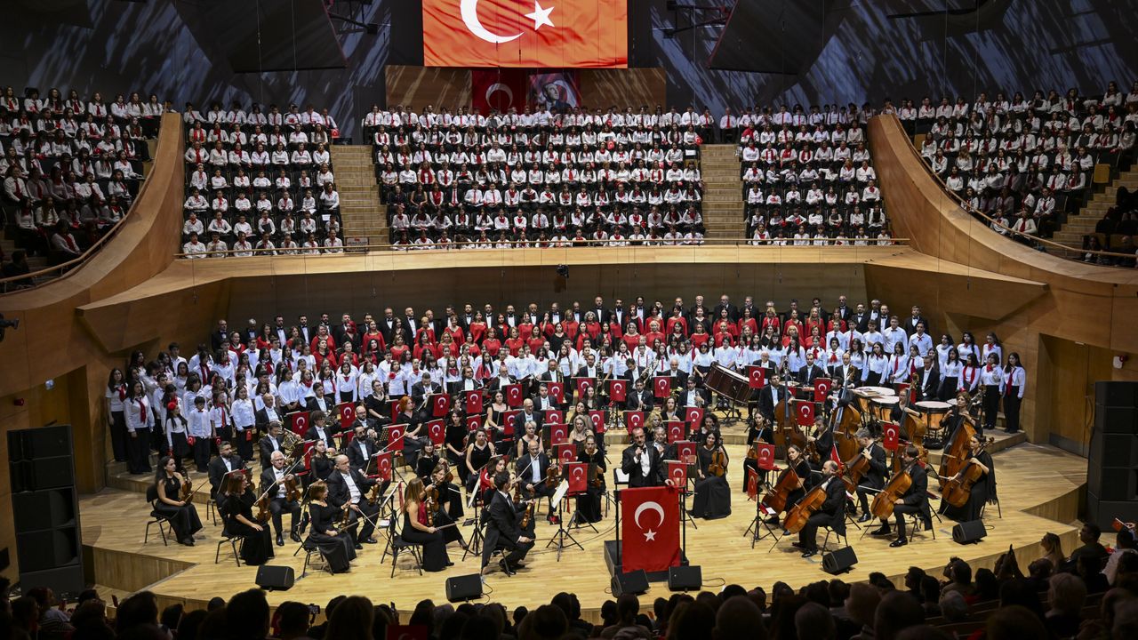 CSO ile Devlet Çoksesli Korosu 'Cumhuriyet Bayramı Özel Konseri' verdi