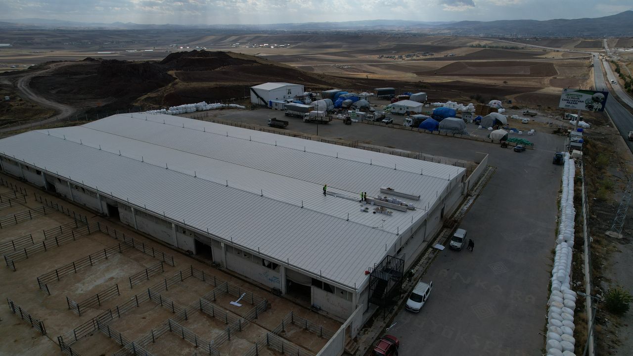 Çubuk'ta belediyenin 'Çatı Üstü GES Projesi'nde montaja başlandı