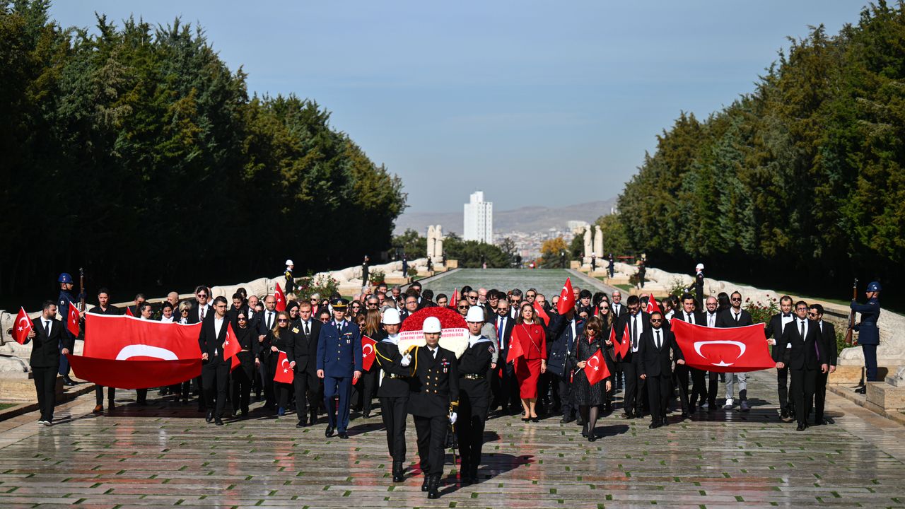 Cumhurbaşkanlığı Senfoni Orkestrası'ndan Anıtkabir'e '200. yıl' ziyareti