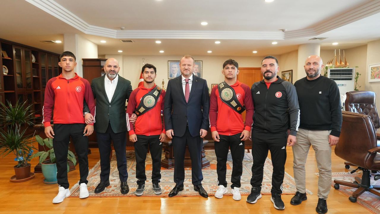 Dünya şampiyonu güreşçiler RTÜK'ü ziyaret etti
