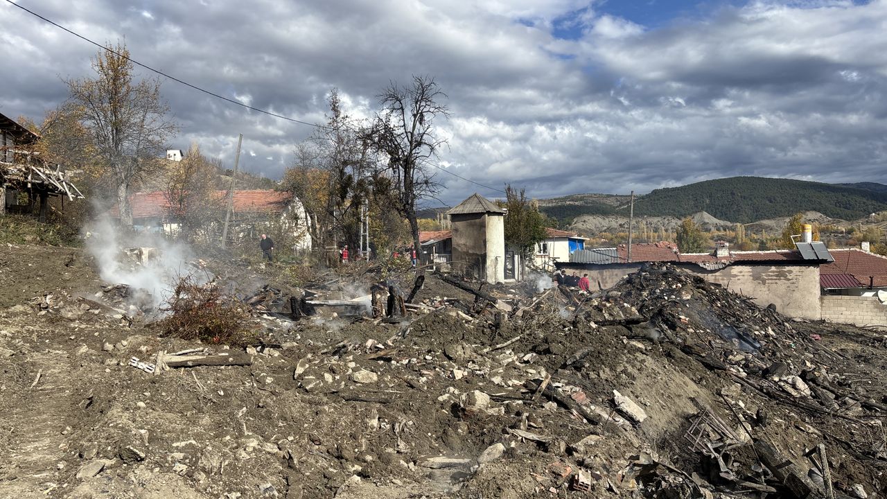 GÜNCELLEME - Çankırı'da çıkan yangında 6 evle 1 ahır kullanılamaz hale geldi