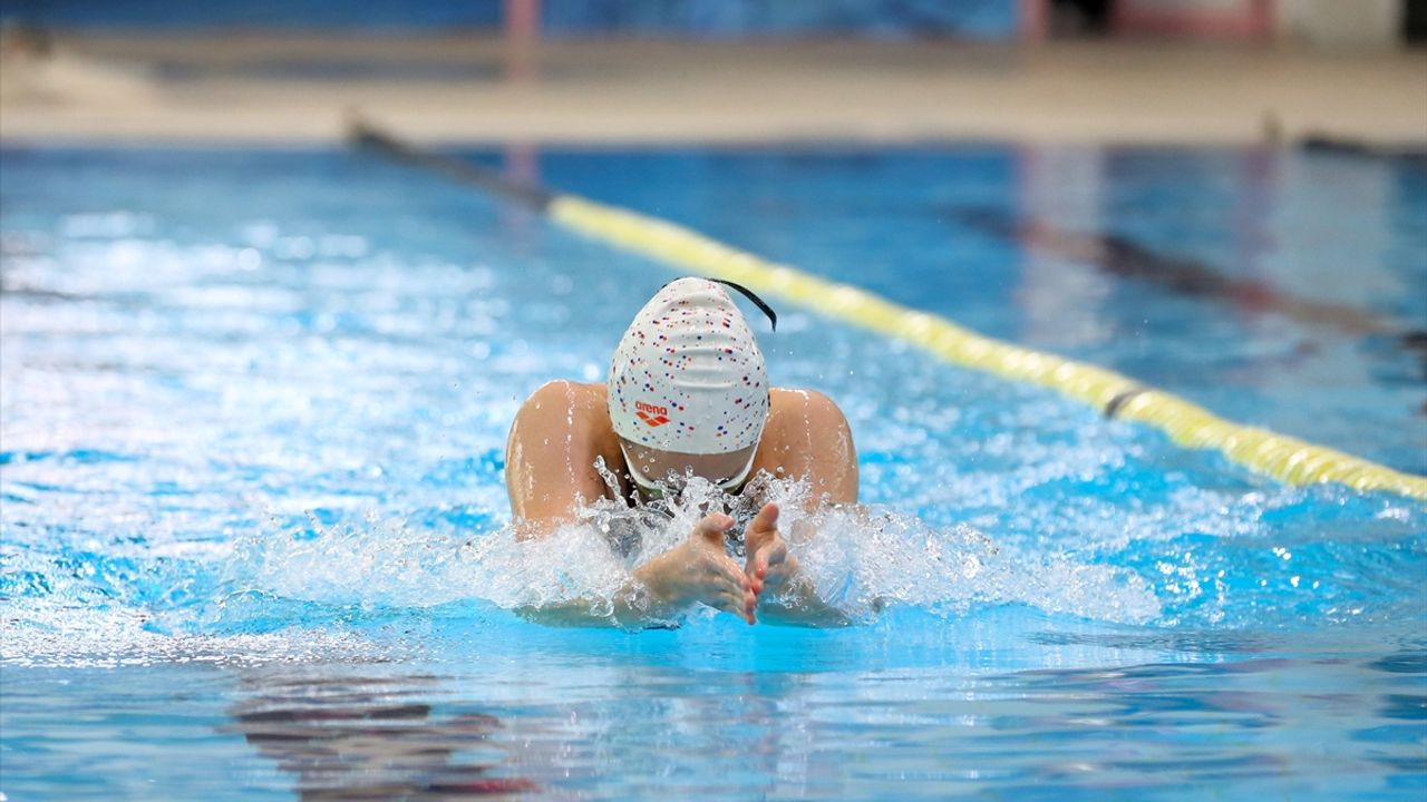 İşitme engelli milli yüzücüler İdil ile Irmak, Tokyo'da madalya için kulaç atacak