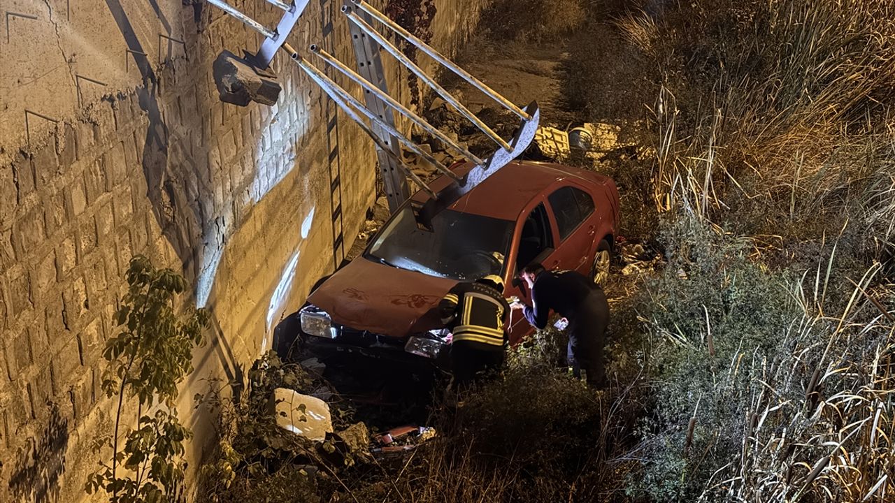 Kayseri'de kanala düşen otomobilin sürücüsü kazadan yara almadan kurtuldu