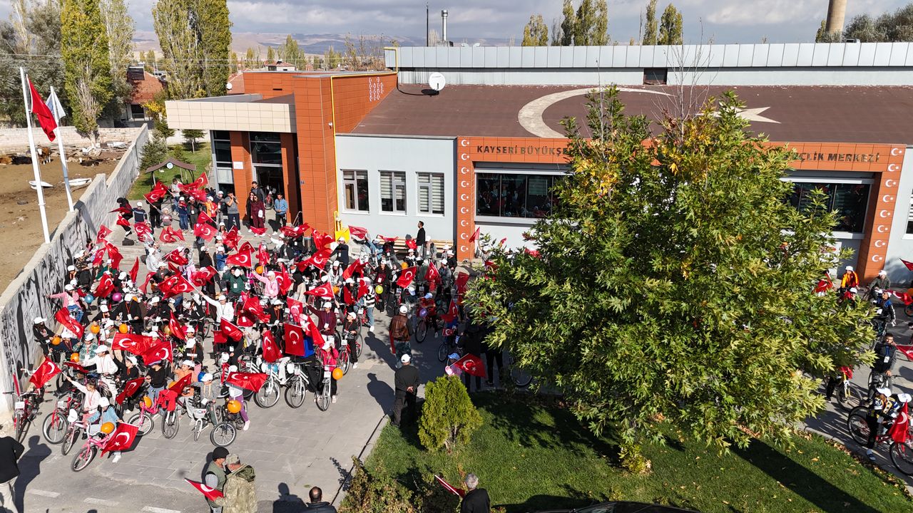 Kayseri'de öğrenciler Cumhuriyet'in 102. yılını pedal çevirerek kutladı