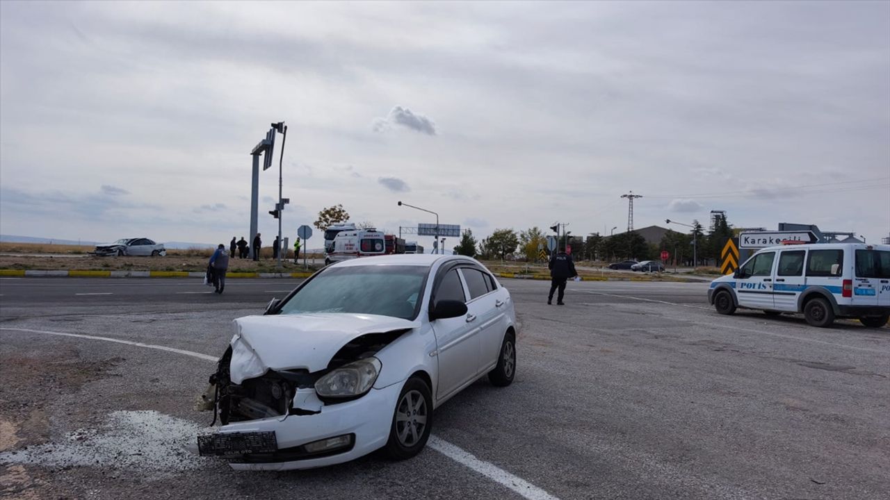 Kırıkkale'de iki otomobilin çarpıştığı kazada 4 kişi yaralandı