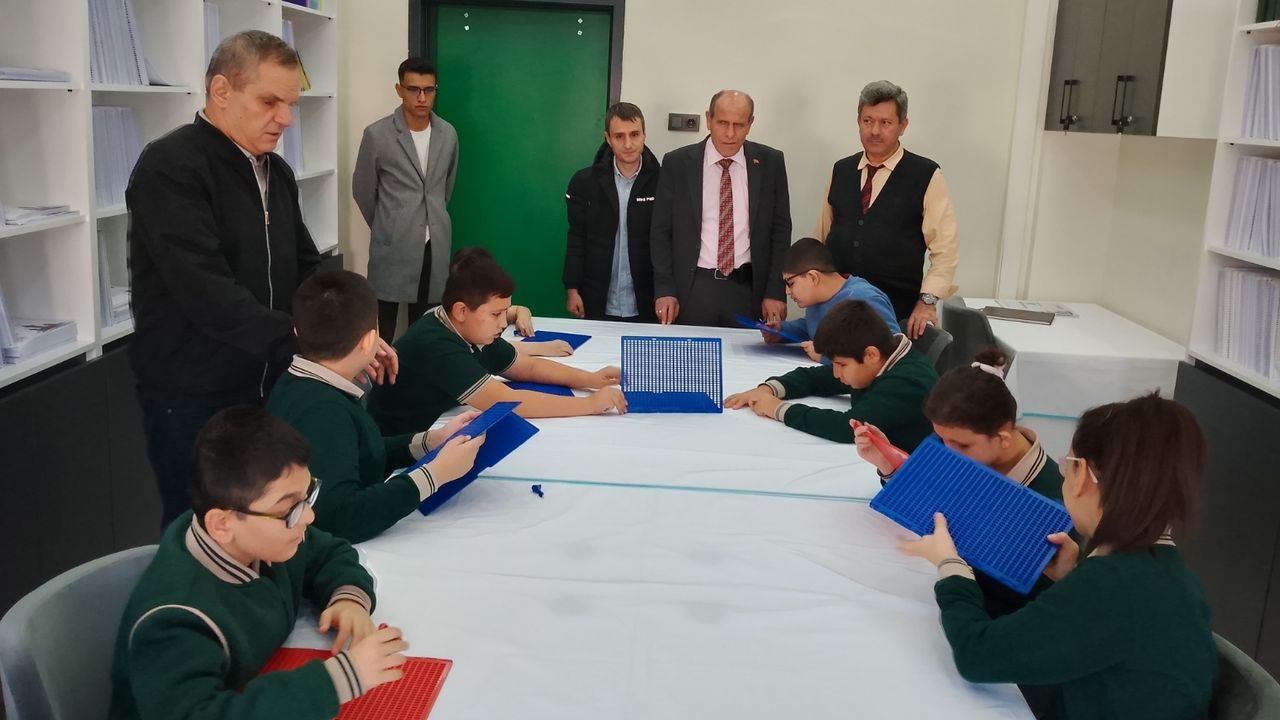 Konya'da görme engelli ortaokul öğrencilere tablet ve özel kalem desteği