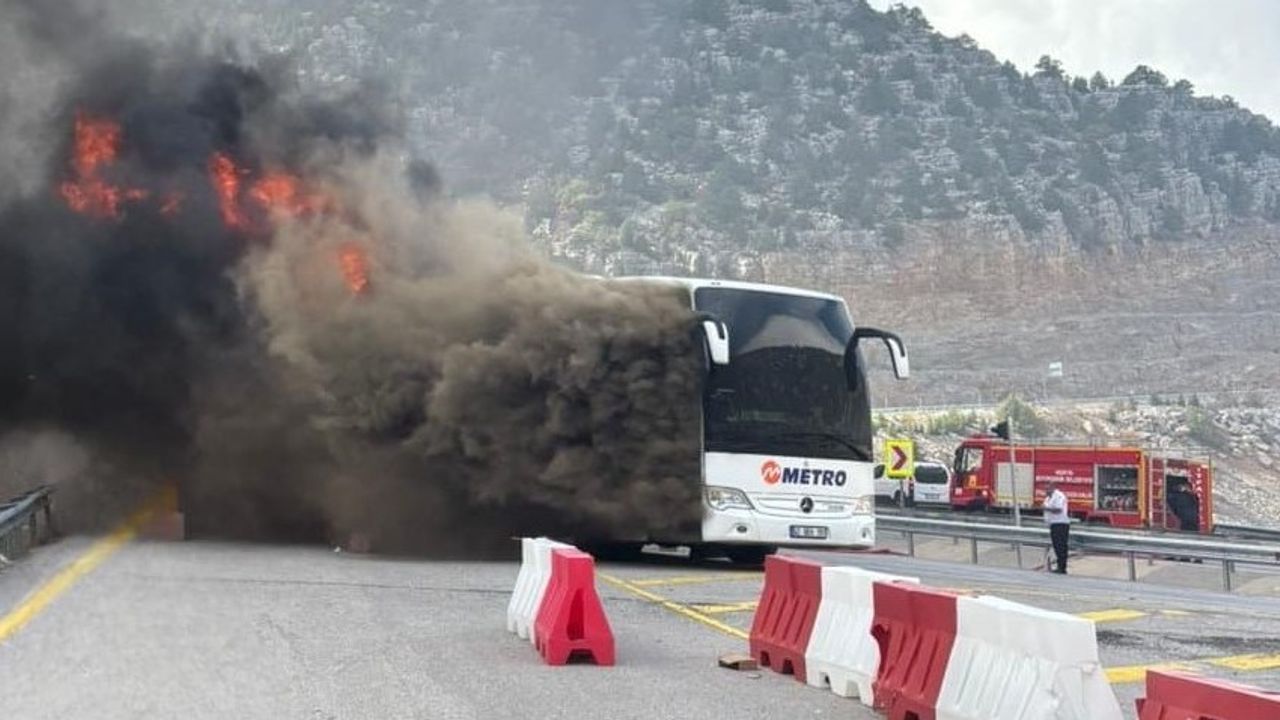 Konya'da yangın çıkan yolcu otobüsü kullanılamaz hale geldi