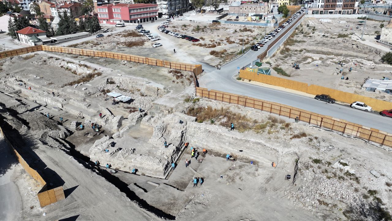 Konya'nın Selçuklu dönemi kale kapılarından birinin temeli ortaya çıkarıldı
