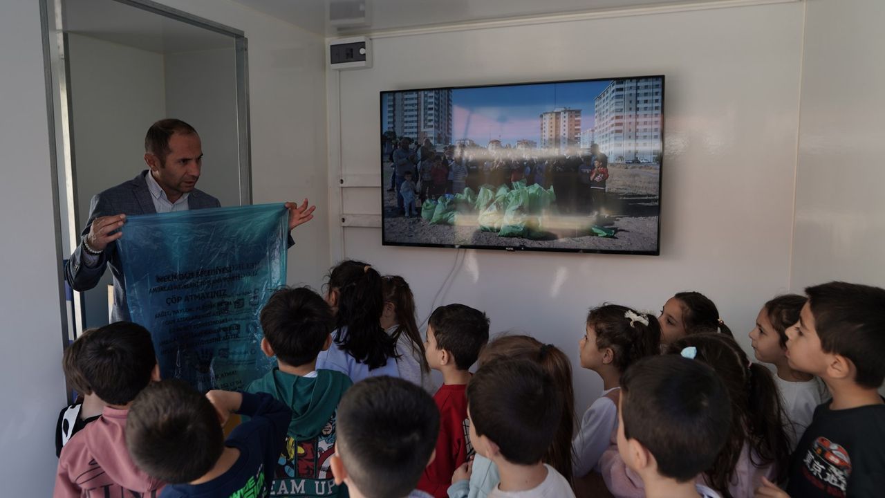 Melikgazi'de 'Mobil Sıfır Atık Toplama ve Eğitim Aracı'nda öğrencilere eğitim veriyor