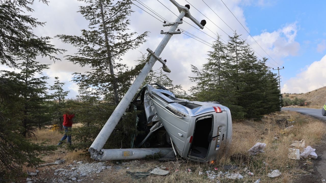 Nevşehir'de aracıyla elektrik direğine çarpan ehliyetsiz sürücü yaralandı
