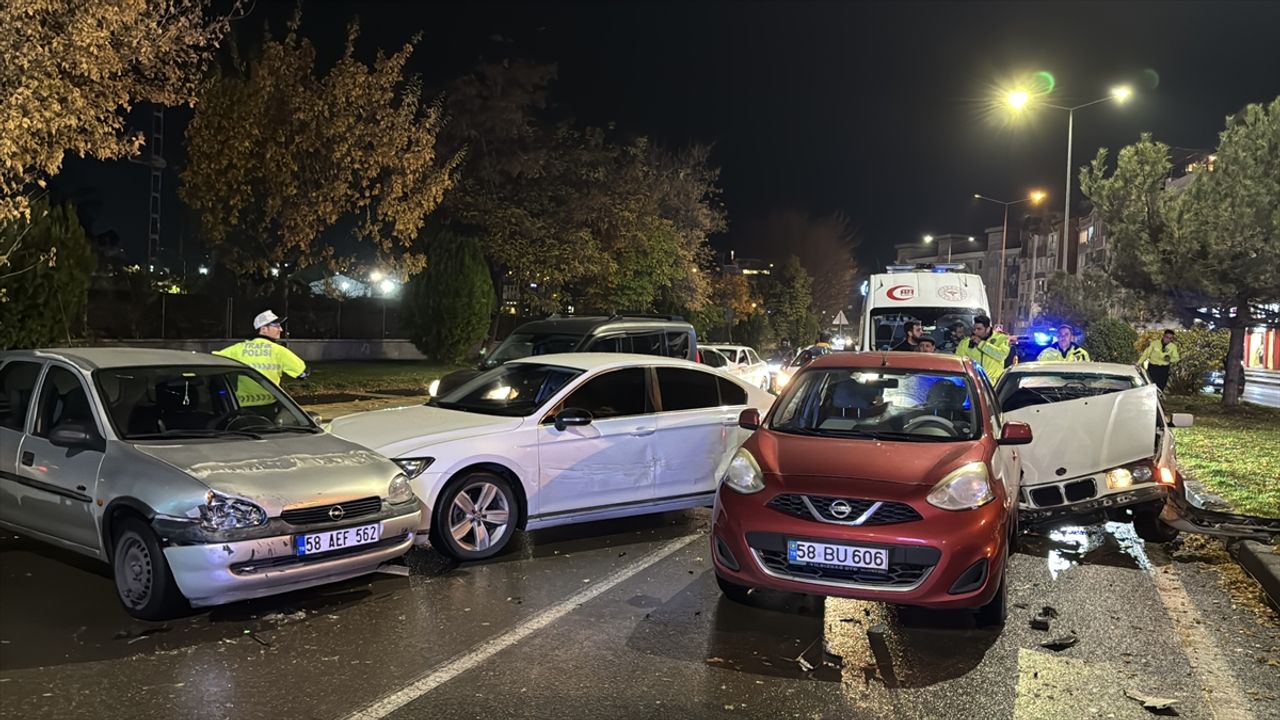 Sivas'ta 5 aracın karıştığı zincirleme trafik kazasında 1 kişi yaralandı