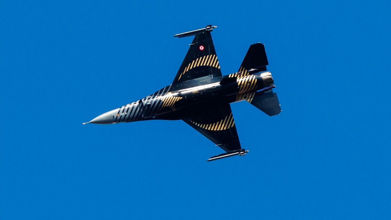 SOLOTÜRK'ten Anıtkabir üzerinde Cumhuriyet'in 102. yıl dönümüne özel uçuş gösterisi