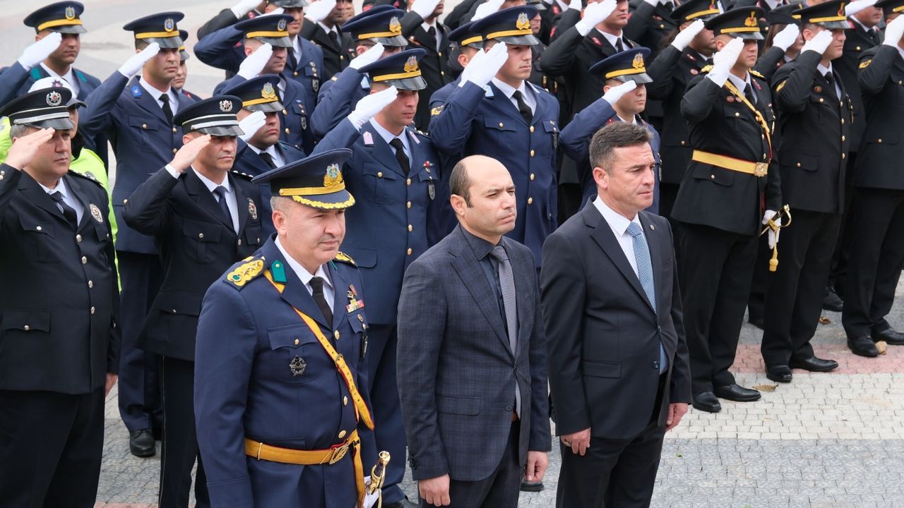 Sivrihisar’da 29 Ekim Coşkusu Çelenk Töreni ile Başladı