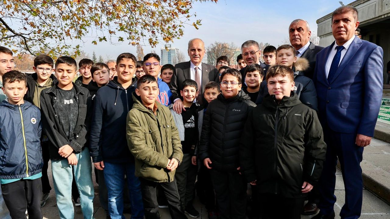 Milletvekili Çopuroğlu Meclis'te Kayseri'den gelen öğrencileri misafir etti