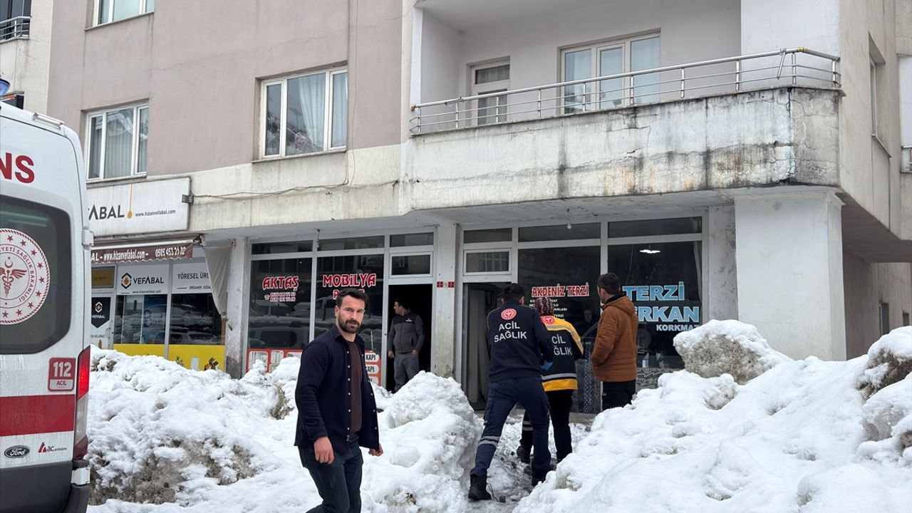 Bitlis'te üzerine kar kütlesi düşen kadın yaralandı