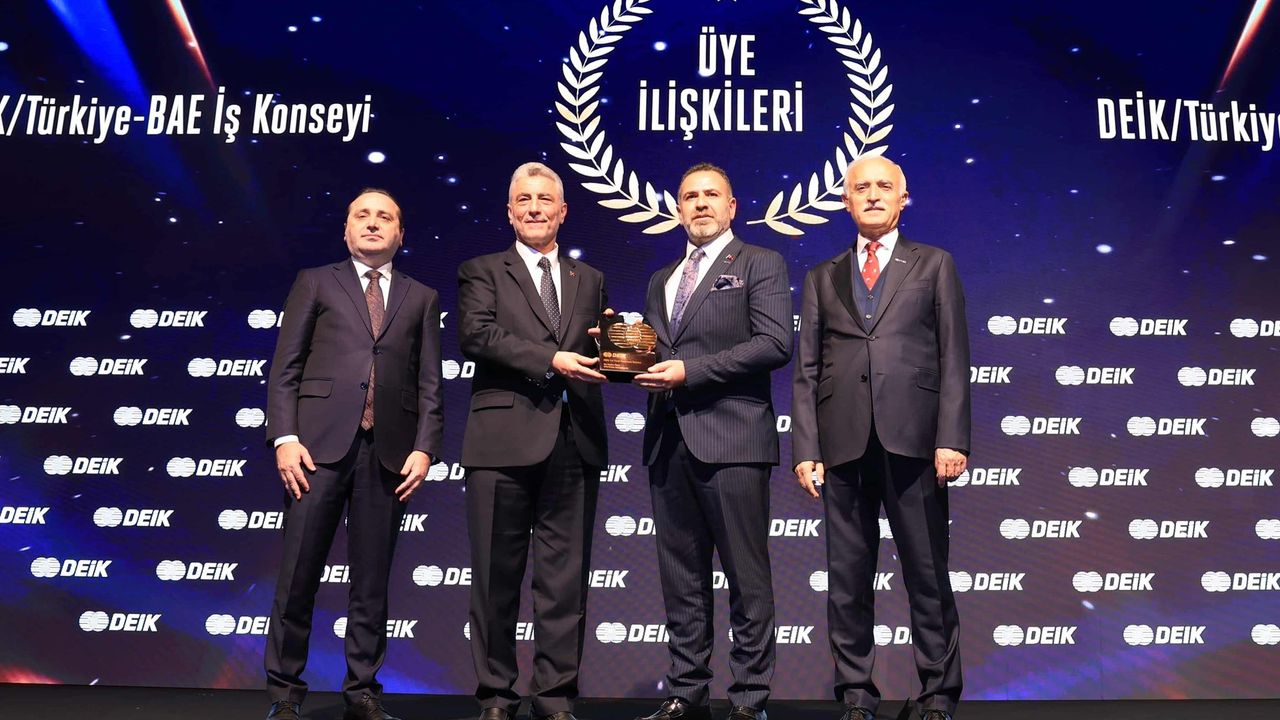 DEİK Türkiye-Mali İş Konseyi Başkanı Geyik'e üye ilişkileri kategorisinde ödül