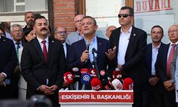 CHP Genel Başkanı Özel Eskişehir İl Başkanlığı ziyaretinde mali darbe girişimini kınadı