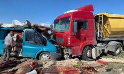 Aksaray'da kamyon ile halı yüklü minibüsün çarpışması sonucu 2 kişi yaralandı
