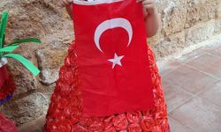 Ankara'da ilkokul öğrencileri atık malzemelerden hazırladıkları kıyafetleri sergiledi