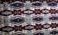 Beypazarı Halk Eğitimi Merkezinde dokunan kilimler kök boyayla renklendiriliyor