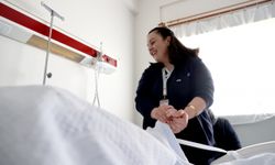 Hatice hemşire, bir gözündeki görme kaybına rağmen hastalara destek oluyor