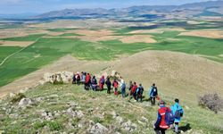 Kırşehir'de dağcılar 1528 metre yüksekliğindeki Aliöllez Dağı zirvesine tırmanış yaptı
