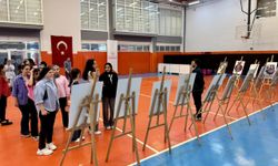 Kırşehir'de gençler Yeşilay'ın bağımlılıkla mücadele sergisini gezdi