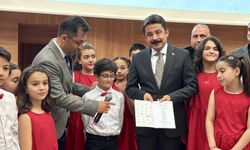 Kırşehir'de ilkokul öğrencilerinin yazdığı kitabın geliriyle alınan 32 tekerlekli sandalye dağıtıldı