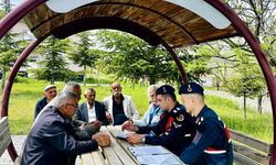 Kırşehir'de jandarma ekipleri köylerdeki vatandaşı bilgilendiriyor