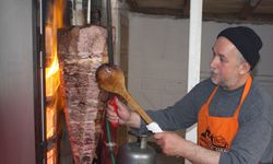 Şarkışla'da camiye gelen öğrencilere döner ikramı