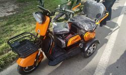 Şarkışla'da elektrikli motosiklet devrildi, 2 kişi yaralandı