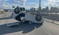 Sivas'ta devrilen otomobildeki 3 kişi yaralandı