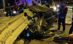 Sivas'ta otomobil bariyere saplandı, hurdaya dönen araçtan sürücü sağ çıktı