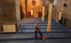 Tarihi Ulu Cami'nin 7 yıldır gönüllü olarak temizliğini yapıyor