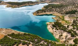Torosların eteklerindeki Ermenek Baraj Gölü, turkuaz rengiyle etkileyici görüntüler sunuyor