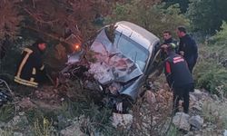 Beyşehir'de uçuruma devrilen otomobildeki 3 kişi yaralandı