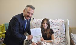 Eskişehir Valisi Aksoy, hastanede tedavi gören öğrencilere karnelerini verdi
