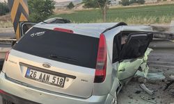 Eskişehir'de bariyere çarpan otomobilin sürücüsü yaralandı