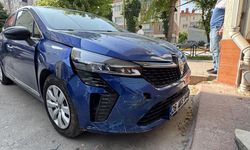 Eskişehir'de bir otomobilin iş yerine çarpması güvenlik kamerasında
