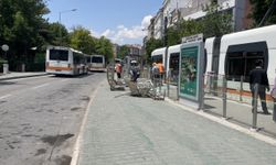 Eskişehir'de sürücüsü fenalaşan belediye otobüsünün çarptığı tramvay durağındaki kişi yaralandı