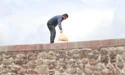 Evliya Dağı'nın zirvesindeki türbenin bakımını 11 yıldır gönüllü yapıyor