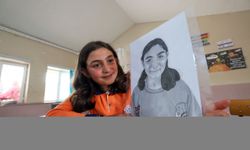 Gönüllü ressamlar, köy okulundaki öğrencilerin portrelerini karakalemle ölümsüzleştirdi