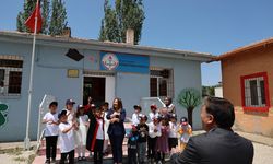 Kayseri Valisi Çiçek, ilkokul öğrencisi Bulut'un daveti üzerine mezuniyet törenine katıldı