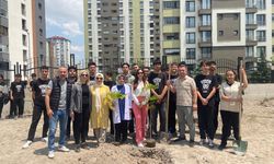 Lise öğrencileri eski tişörtleri çantaya, meyve atıklarını ise komposta dönüştürüyor