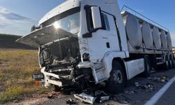 Nevşehir'de tır ve otomobilin çarpıştığı kazada 2 kişi yaşamını yitirdi