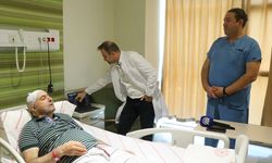 Parkinson hastası, 14 yıllık titreme ve yürüyüş bozukluğundan beyin piliyle kurtuldu