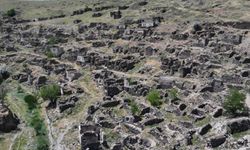 Terk edilen köylerini selden geriye kalan minareden seyrediyorlar